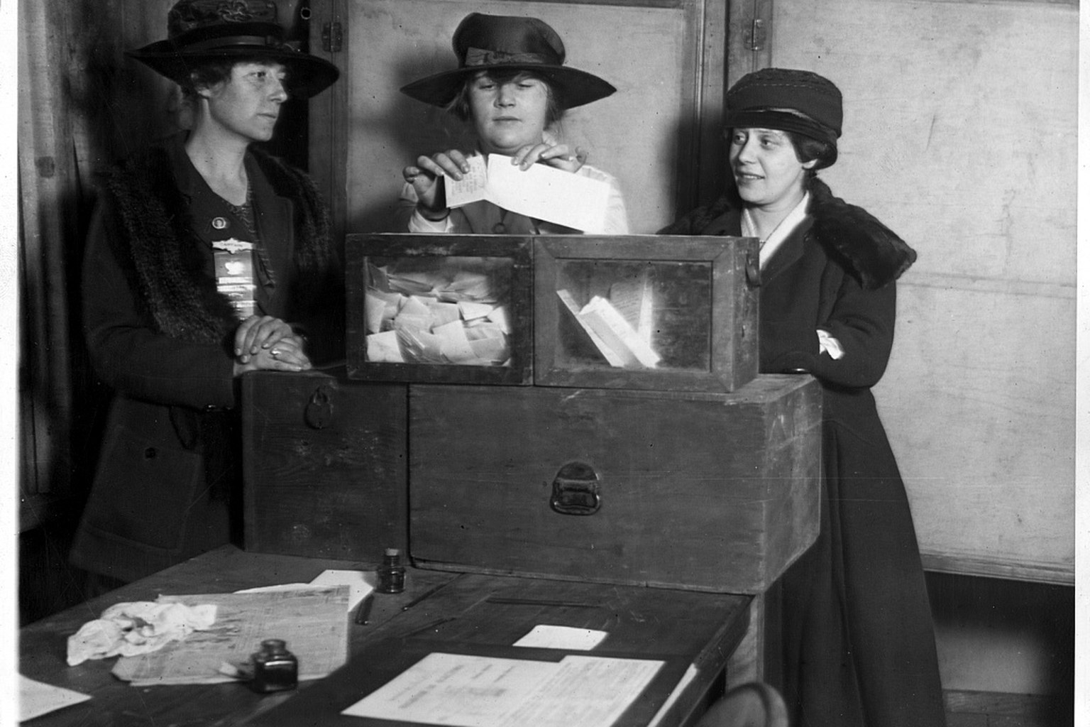How People Become Citizens — and Civic Participation on the 2025 Test (Q68–Q72)